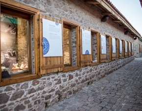 Εγκαινιάστηκε η περιοδική έκθεση «Διά χειρός Κουρτζή» στο Μουσείο Βιομηχανικής Ελαιουργίας Λέσβου