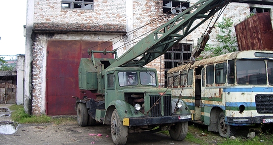 Φορτηγά οχήματα σε εργοστάσιο παραγωγής πετρελαίου στην Kucova.