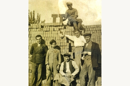 Εργάτες και προϊόντα την εποχή του Μεσοπολέμου (Συλλογή Ζ. Ακριβόπουλου)