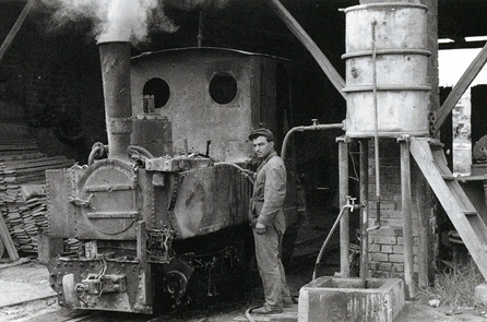 Ο μηχανοδηγός Ε. Καραλευτέρης γεμίζει με νερό τη δεξαμενή της ατμομηχανής στο σημείο ανεφοδιασμού του εργοστασίου, Μάιος 1967 (Συλλογή Alan Bowler)