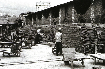 Ψημένα προϊόντα στο προαύλιο του εργοστασίου, 1956 (ΔΗ.Κ.Ι.)
