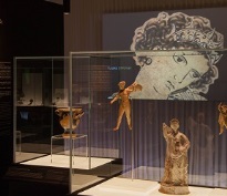 Εγκαίνια έκθεσης «Οι αμέτρητες όψεις του Ωραίου» στο Μουσείο Ελιάς και Ελληνικού Λαδιού